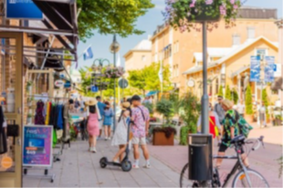 Kuvassa ihmisiä Ahvenanmaan kadulla